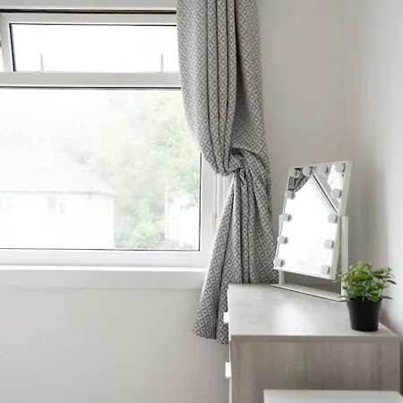 Modern 3br Contractor - Parking - Near Holiday home Leeds (West Yorkshire)